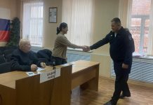 Получившие российское гражданство мужчина и женщина дали присягу на верность России