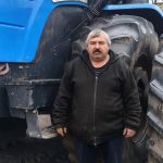 Шатчанин Виктор Ларчев работает механизатором более тридцати лет