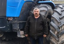 Шатчанин Виктор Ларчев работает механизатором более тридцати лет