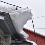 Губернатор Павел Малков поручил усилить проверки очистки кровель от наледи и снега